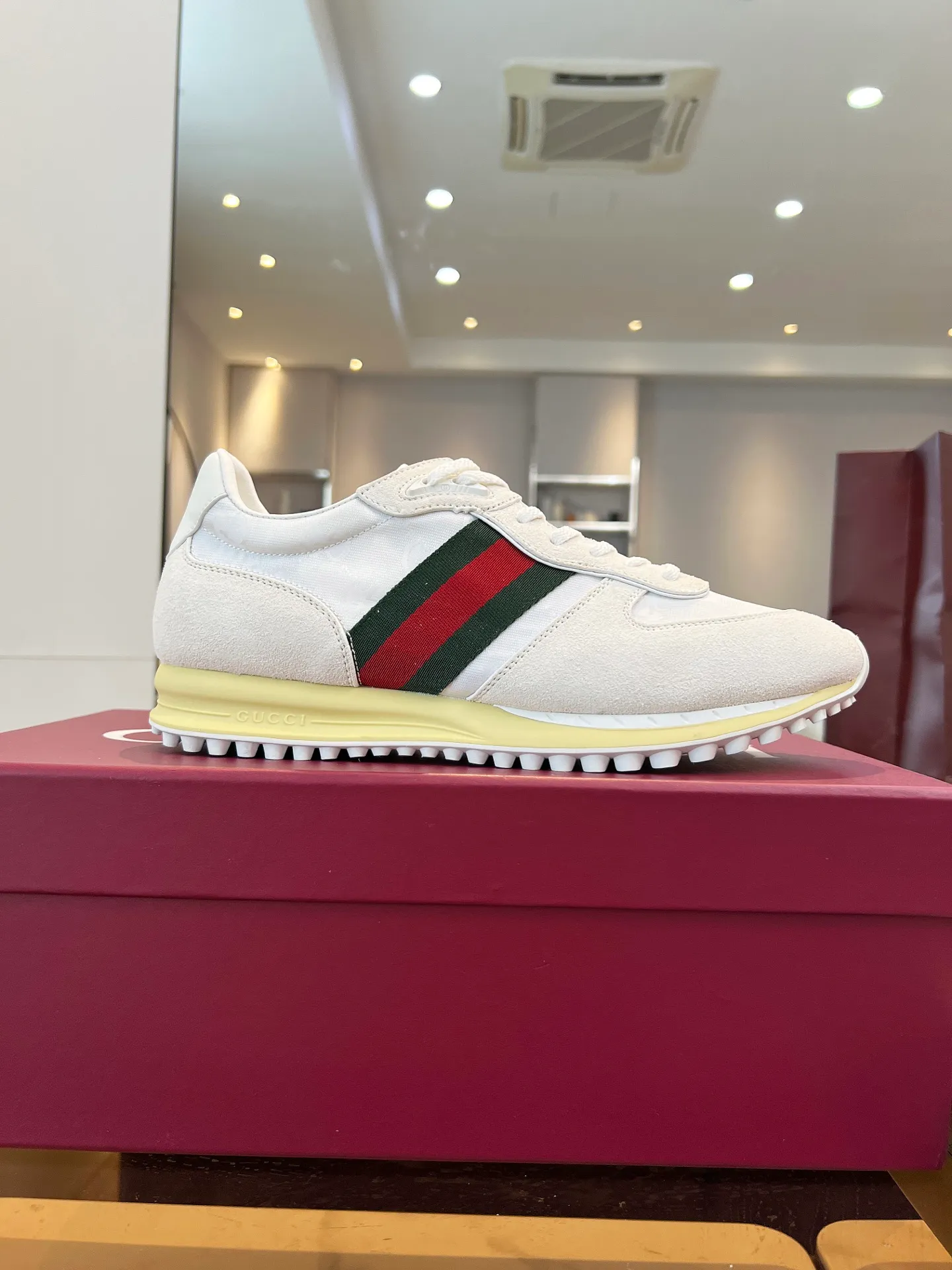 👟👟Ex-factory price 620👟👟 The design of Gucci's new casual shoes is simply amazing. The classic double G logo is matched with retro red and green webbing. It is fashionable and high-end. It is completely the top element in the fashion circle. It is highly recognizable when worn and keeps turning heads. 💯 The upper is soft and breathable, and the upper foot is comfortable! The soles are made of special cushioning material, so your feet won’t get tired no matter how much you walk. They are perfect for daily commuting, shopping, and traveling. Code number 40-45